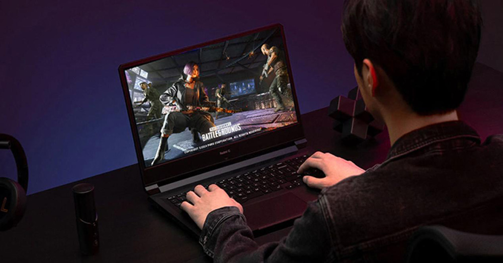 chico jugando con un portátil gaming
